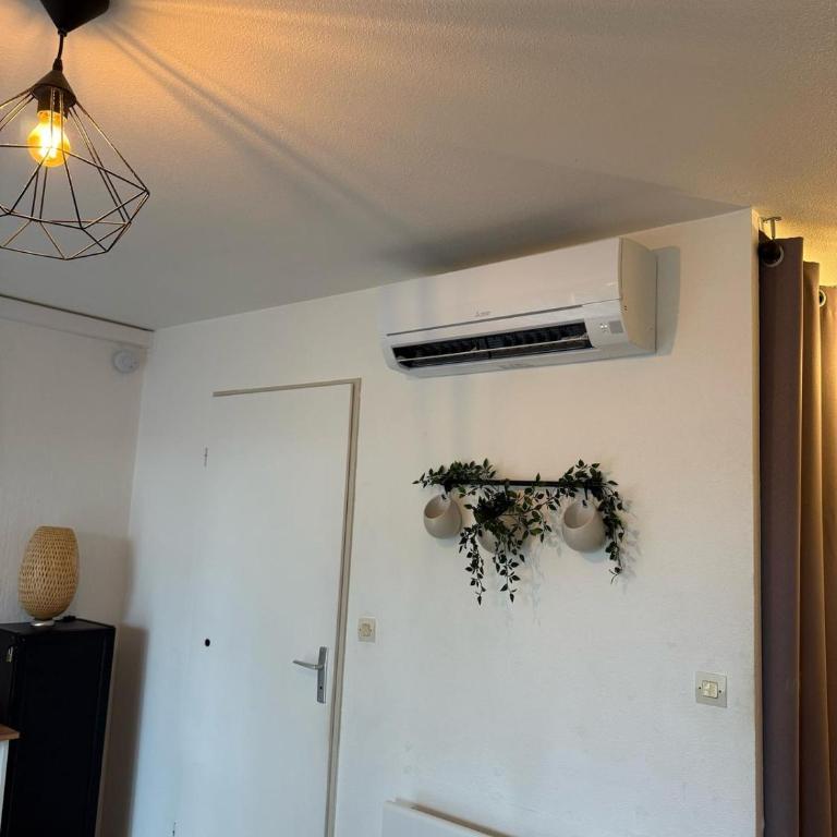 Les Muses - avec entrée autonome, clim neuve, jardin, parking privé & sa piscine ! - - Apartment - 35