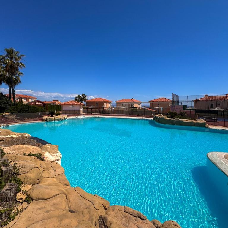 Arena Marina - Pool and relaxation near the airport - Three-Bedroom Apartment - 96