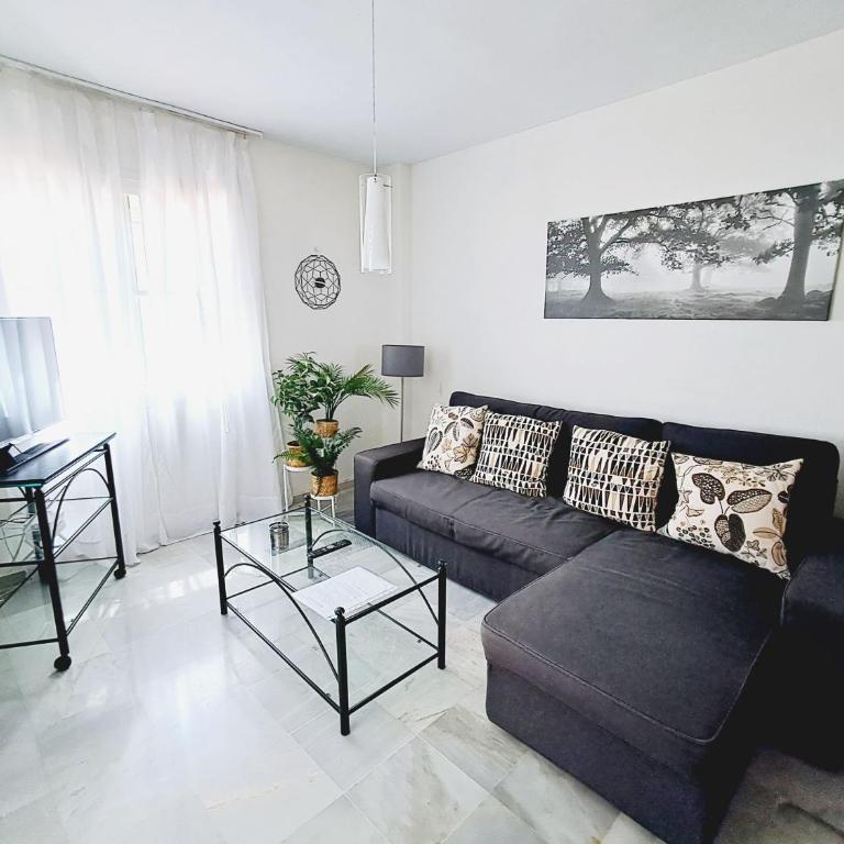 Stylish Apartment just steps from the beach - Two-Bedroom Apartment with Balcony and Sea View - 8