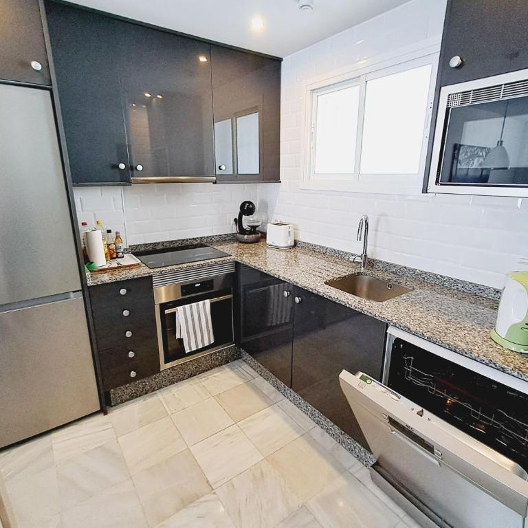 Stylish Apartment just steps from the beach - Two-Bedroom Apartment with Balcony and Sea View - 9