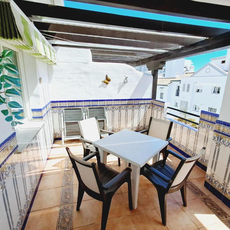 Stylish Apartment just steps from the beach - Two-Bedroom Apartment with Balcony and Sea View - 4