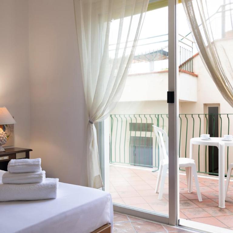 HOTIDAY Taormina Mare - Camera Matrimoniale con Balcone - 4