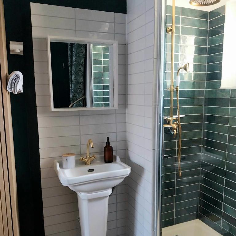Chambres d'hôtes "Chez Lyly et Juju" Piscine&Sauna Parking Gratuit - Chambre Double avec Salle de Bains Privative - 14