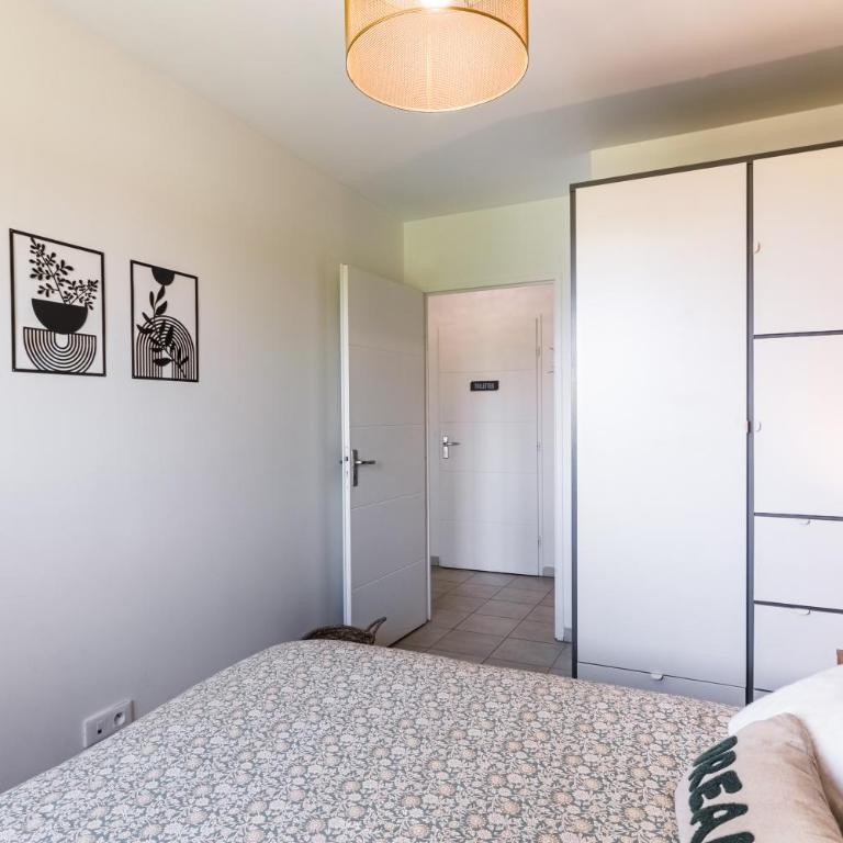 LE PETIT SÉSAME appartement 70m2 avec terrasse et jacuzzi cosy idéal groupe, capacité 6 personnes , 2 chambres,canapé lit, proche Stade De France, Wifi Parking privé très bon rapport qualité prix - Two-Bedroom Apartment - 20