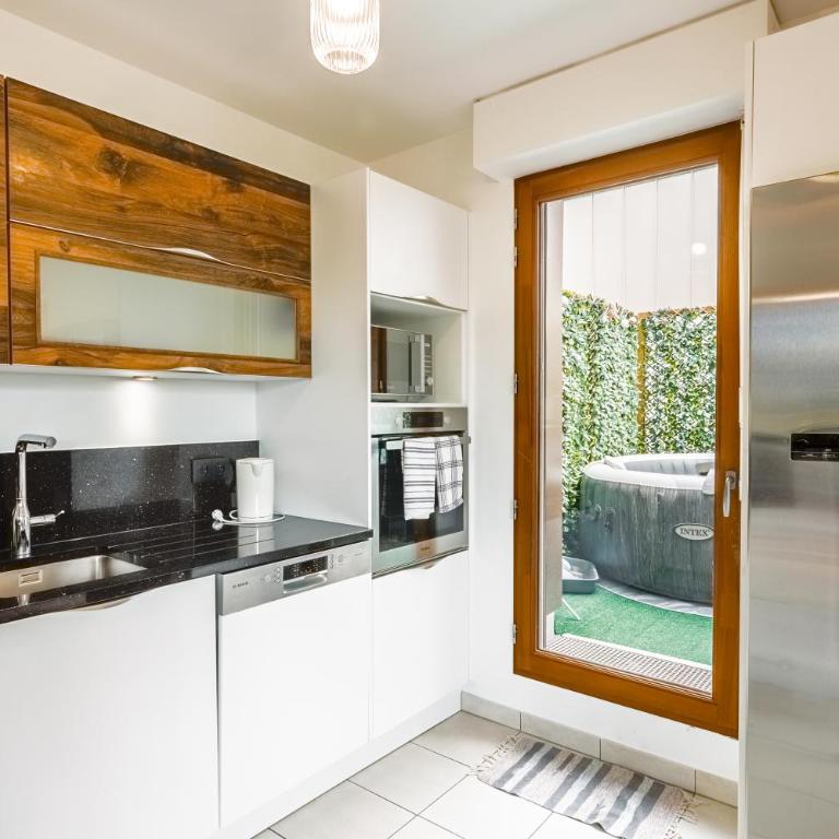 LE PETIT SÉSAME appartement 70m2 avec terrasse et jacuzzi cosy idéal groupe, capacité 6 personnes , 2 chambres,canapé lit, proche Stade De France, Wifi Parking privé très bon rapport qualité prix - Two-Bedroom Apartment - 22