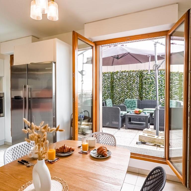 LE PETIT SÉSAME appartement 70m2 avec terrasse et jacuzzi cosy idéal groupe, capacité 6 personnes , 2 chambres,canapé lit, proche Stade De France, Wifi Parking privé très bon rapport qualité prix - Two-Bedroom Apartment - 27