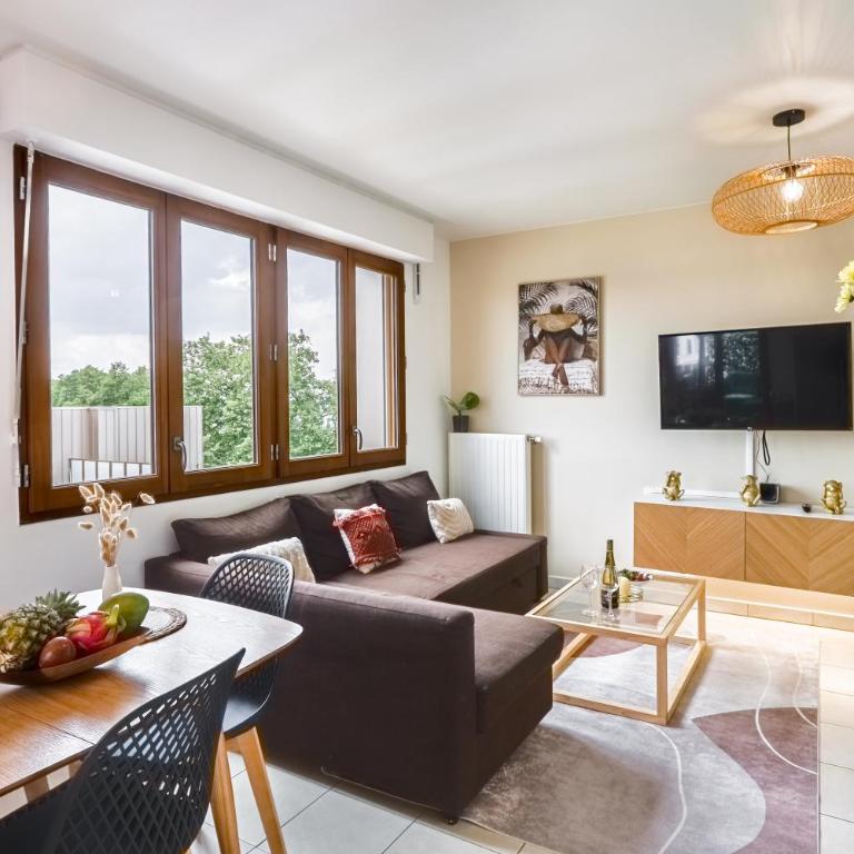 LE PETIT SÉSAME appartement 70m2 avec terrasse et jacuzzi cosy idéal groupe, capacité 6 personnes , 2 chambres,canapé lit, proche Stade De France, Wifi Parking privé très bon rapport qualité prix - Two-Bedroom Apartment - 23