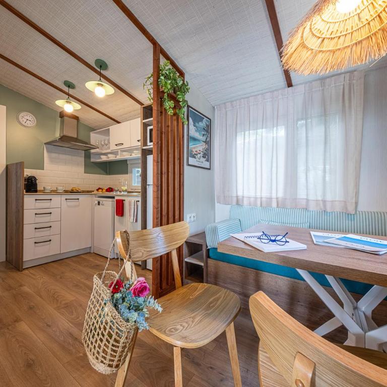 La Siesta Salou Resort & Camping - Two-Bedroom Bungalow with Bed Bunk - 3