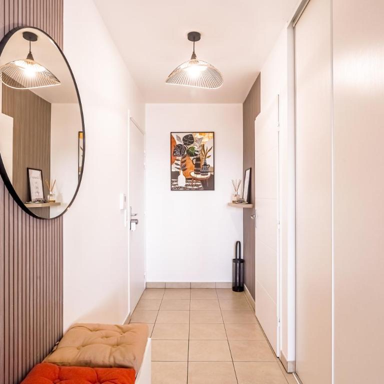 LE PETIT SÉSAME appartement 70m2 avec terrasse et jacuzzi cosy idéal groupe, capacité 6 personnes , 2 chambres,canapé lit, proche Stade De France, Wifi Parking privé très bon rapport qualité prix - Two-Bedroom Apartment - 32