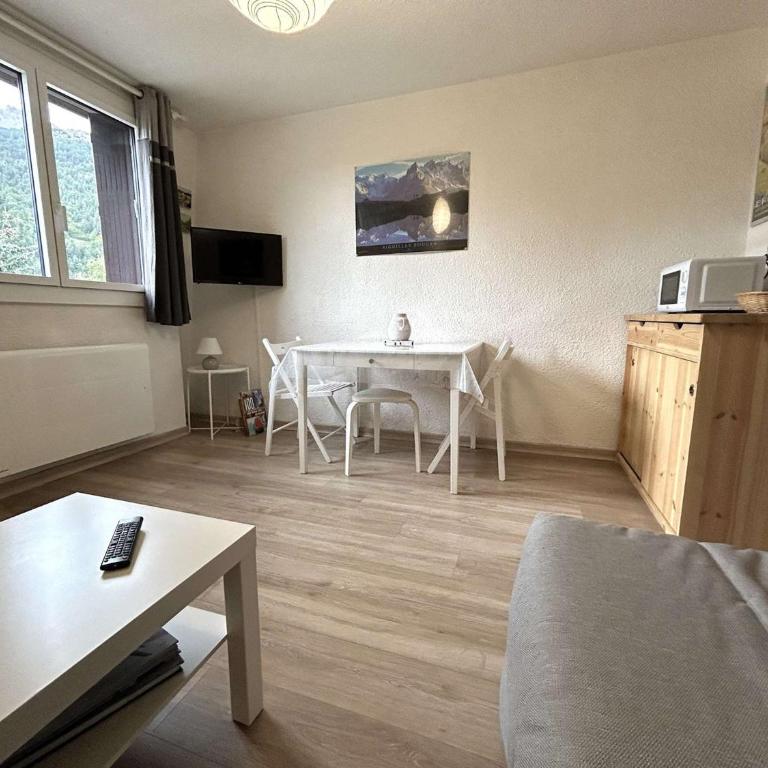 Studio Charmant avec Piscine, Ski au Pied et Parking à La Salle-les-Alpes - FR-1-330F-115 - Appartement (2 Adultes) - 1