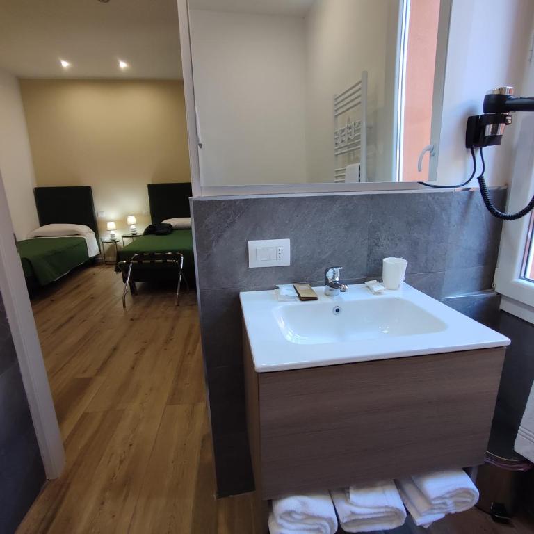 Residenza Maggiore 10 - Affittacamere - Guest House - Triple Room with Private Bathroom - 11