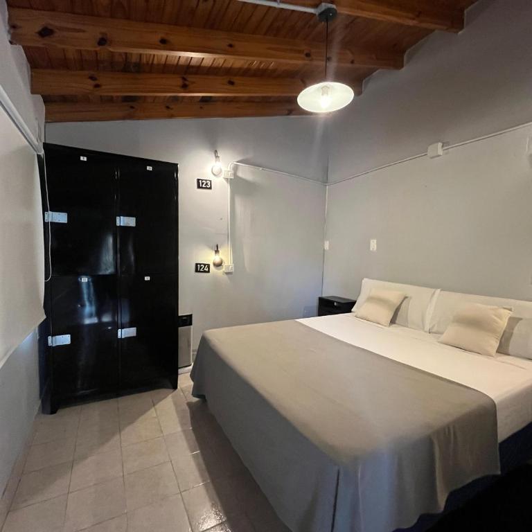 Habitación y living-comedor para hasta 3 pax con patio privado en desnivel - Habitación Doble - 1 o 2 camas - 3