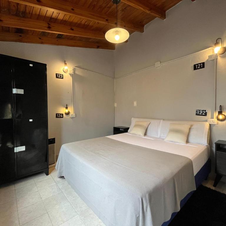 Habitación y living-comedor para hasta 3 pax con patio privado en desnivel - Habitación Doble - 1 o 2 camas - 12