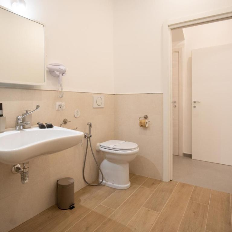 Lighthouse Apartment - Double Room with Private Bathroom - 15