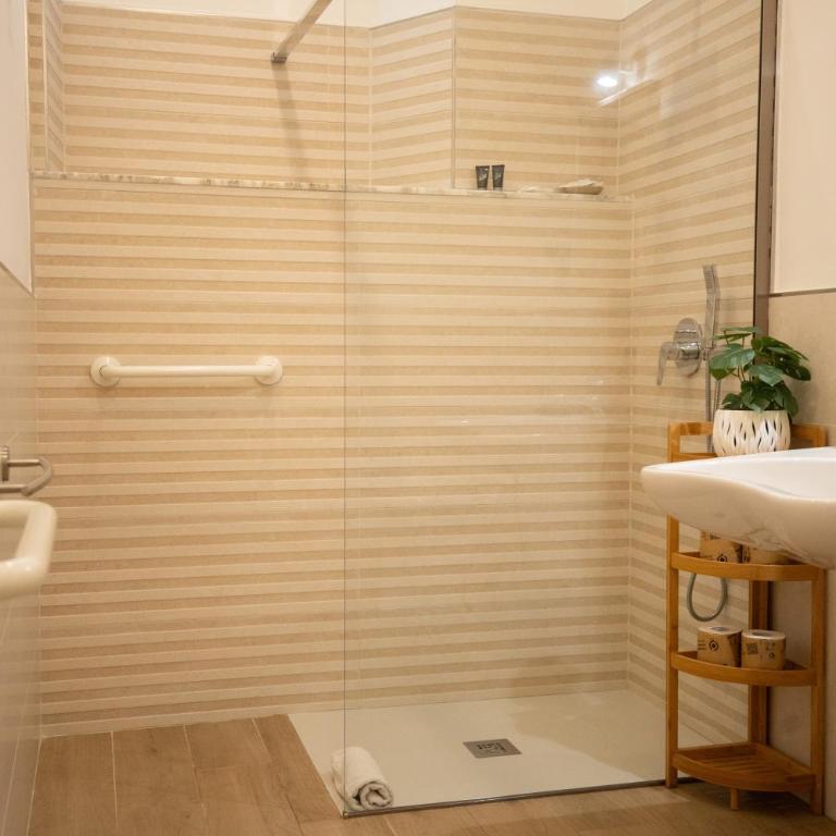 Lighthouse Apartment - Double Room with Private Bathroom - 20