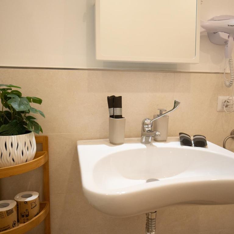 Lighthouse Apartment - Double Room with Private Bathroom - 19