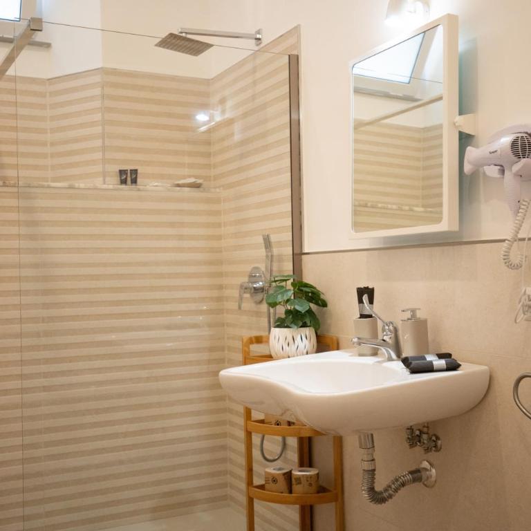 Lighthouse Apartment - Double Room with Private Bathroom - 18