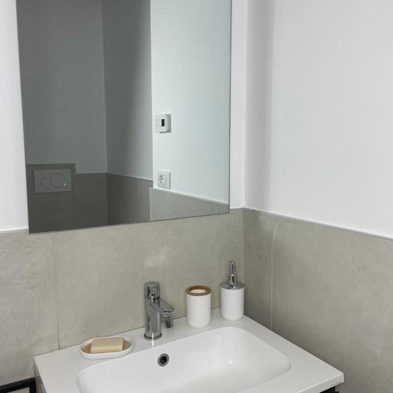 Vittoria Tre Piazze Apartments - Appartamento con 2 Camere da Letto - 17