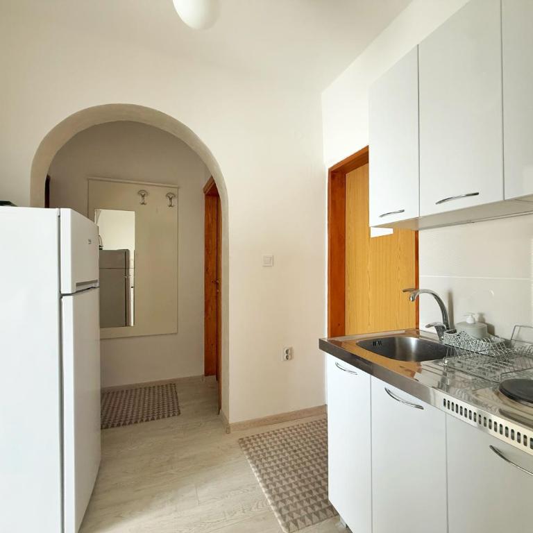 Apartmani Avanti Becici - Apartment with Balcony - 6