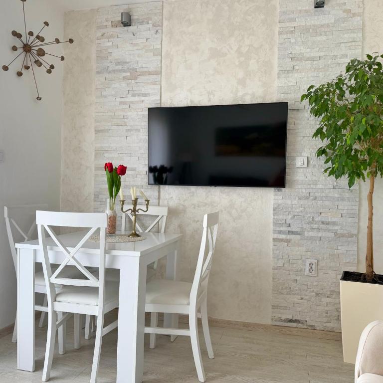 Apartmani Avanti Becici - Apartment with Balcony - 4