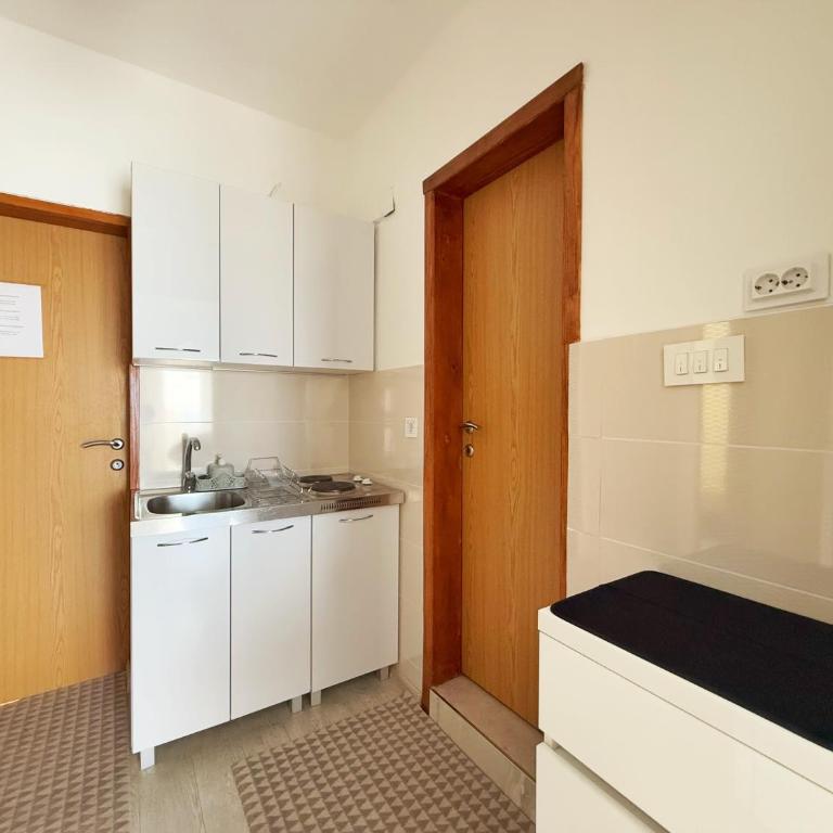 Apartmani Avanti Becici - Apartment with Balcony - 7