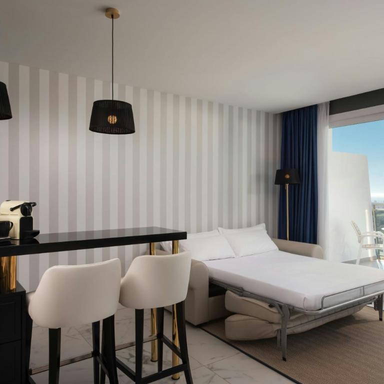 Four Points by Sheraton Costa Blanca Resort - Habitación Superior con 1 cama extragrande, sofá cama, balcón y vistas al mar - 3