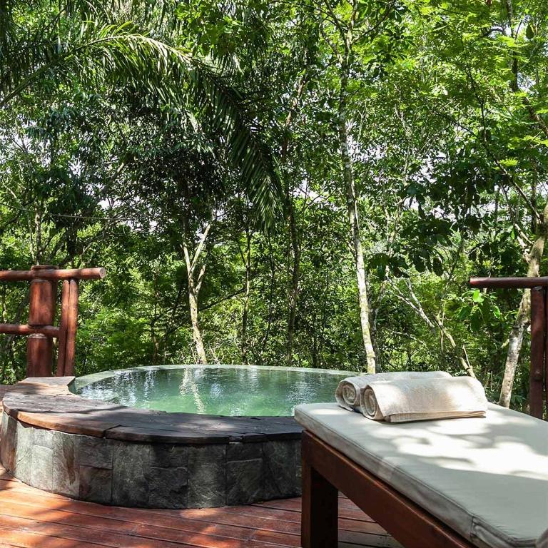 Hotel Boutique Maitta en Doradal Antioquia - Habitación con cama grande y bañera de hidromasaje - 9