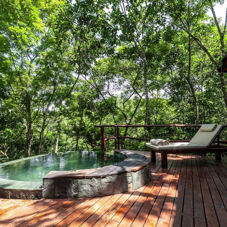 Hotel Boutique Maitta en Doradal Antioquia - Habitación con cama grande y bañera de hidromasaje - 11