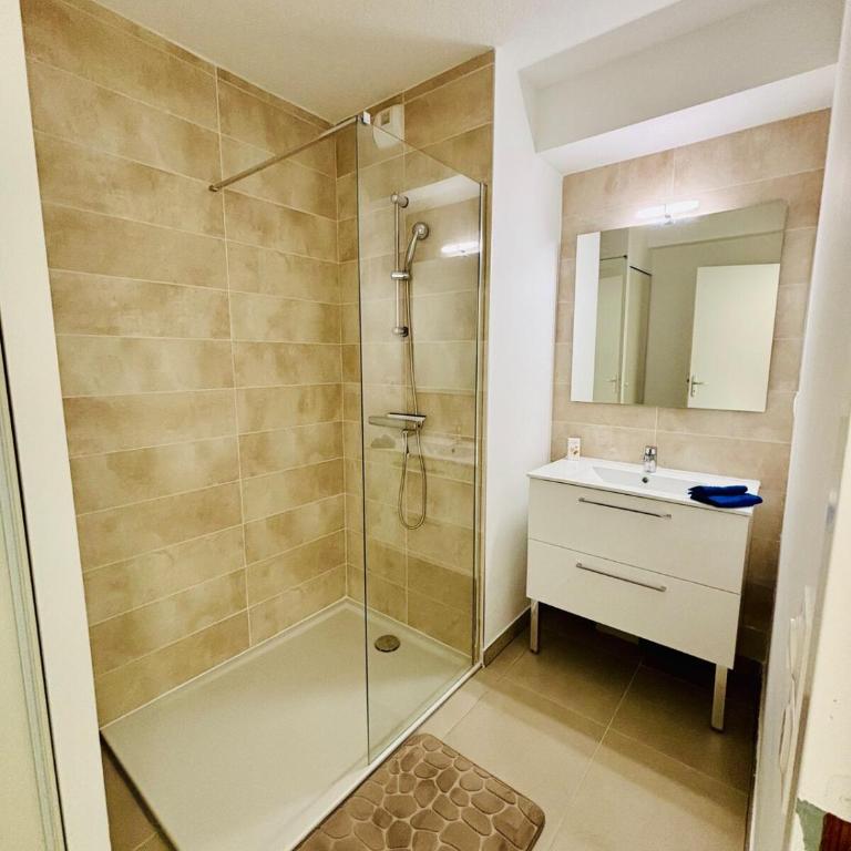 111 Acces direct 3min de la MER,2 places de parking gratuite, terrasse - Appartement 2 Chambres - 14
