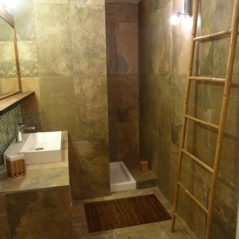 Chez nous Cassis - Chambre Triple avec Salle de Bains Privative - 4