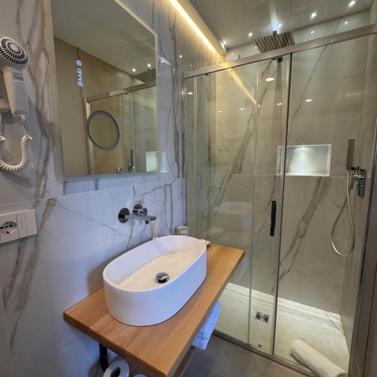 J & R Guest House - Double Room with Balcony - 10