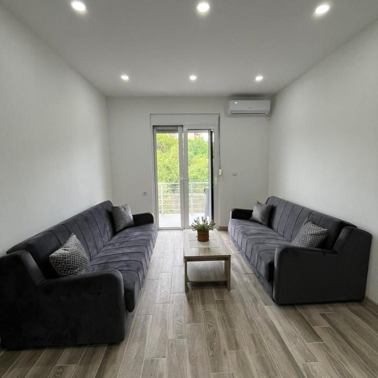 Demiri Rr - One-Bedroom Apartment with Terrace - 14
