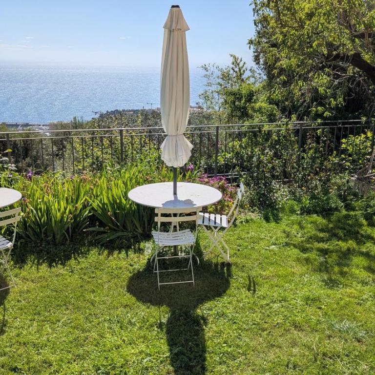 Le Mas d'Angeline-Vue mer panoramique, jardin partagé, parking, voiture indispensable, route étroite et pentue, à 10 min de Monaco - One-Bedroom Apartment with bathtub - with sea view - 17