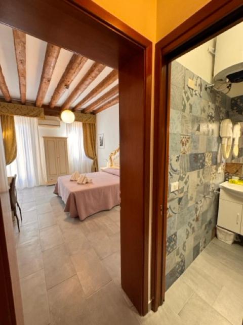Vivere Venezia - cozy accommodations in the heart of Venice - Double Room with Balcony - 17