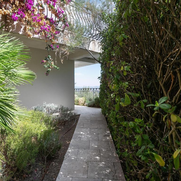 Mandelieu Villa with Rooftop - Five-Bedroom Villa - 40