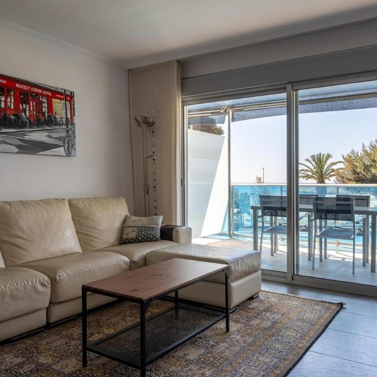 AT021 Apartment with pool in front of the beach - Three-Bedroom Apartment - 3