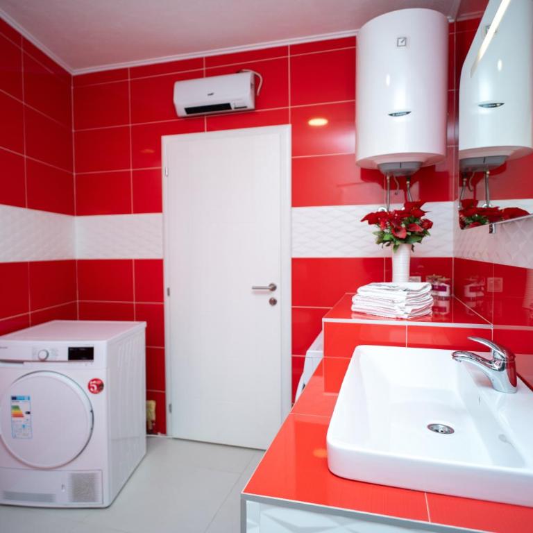 Skywalk House - One-Bedroom House - 37