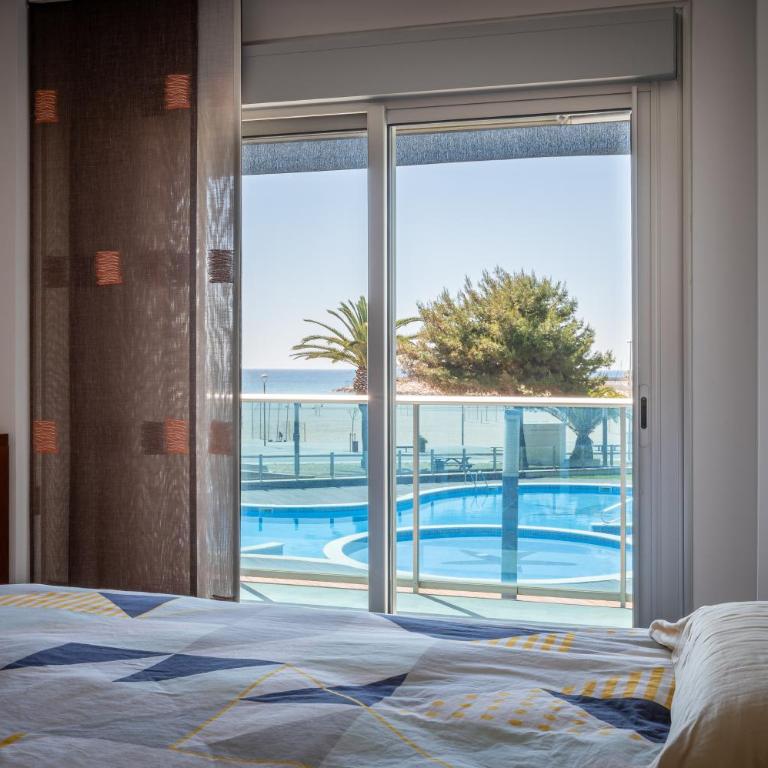 AT021 Apartment with pool in front of the beach - Three-Bedroom Apartment - 11