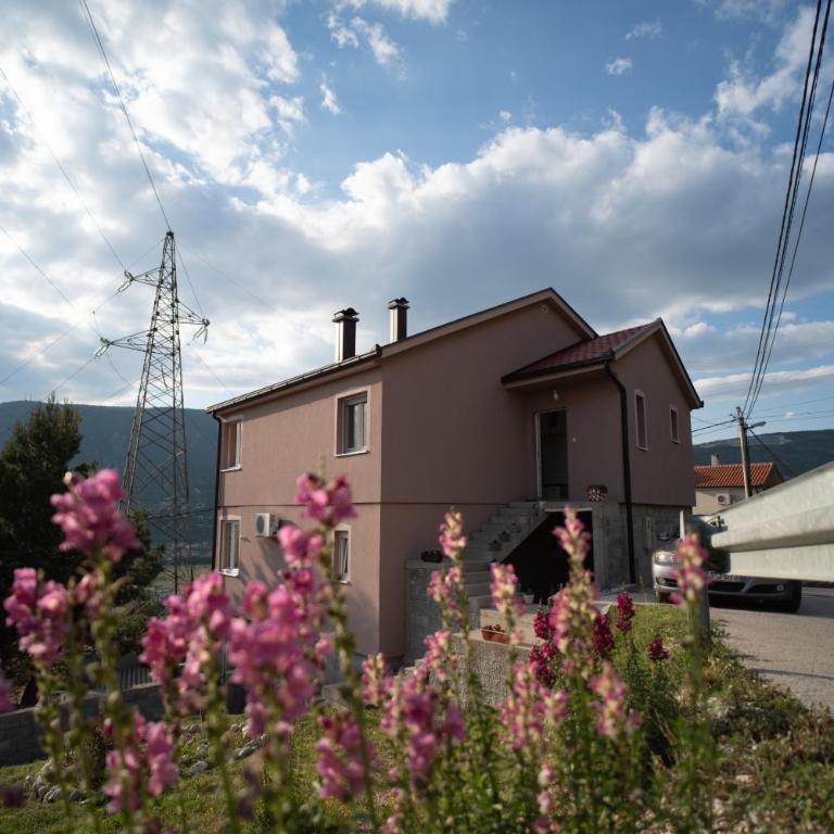 Skywalk House - One-Bedroom House - 10