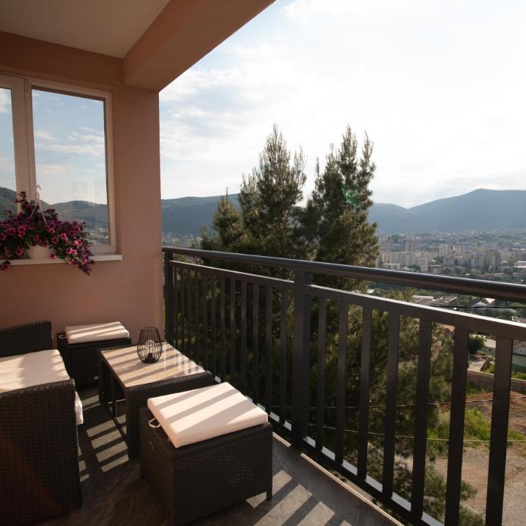 Skywalk House - One-Bedroom House - 2