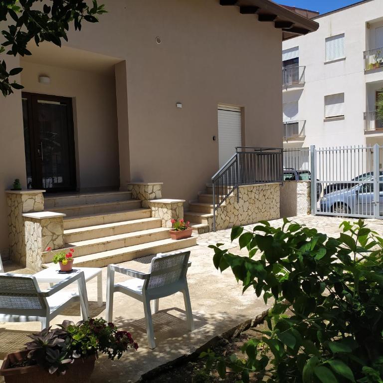 La Rugiada-con giardino e parcheggio moto privato - Camera Matrimoniale con Vista Giardino - 3