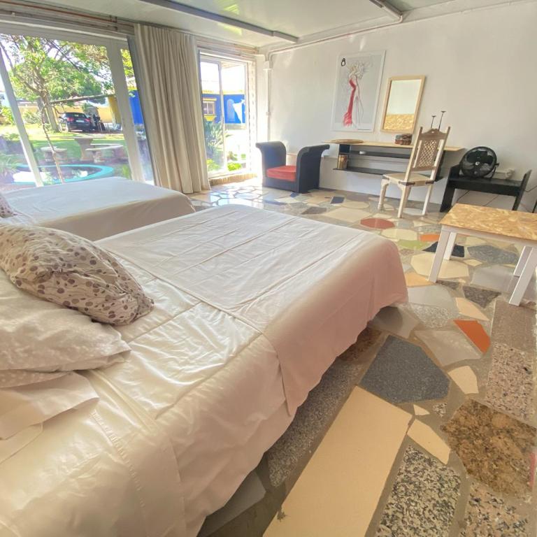 Jacaranda - Habitación con cama extragrande y vistas al jardín - 26