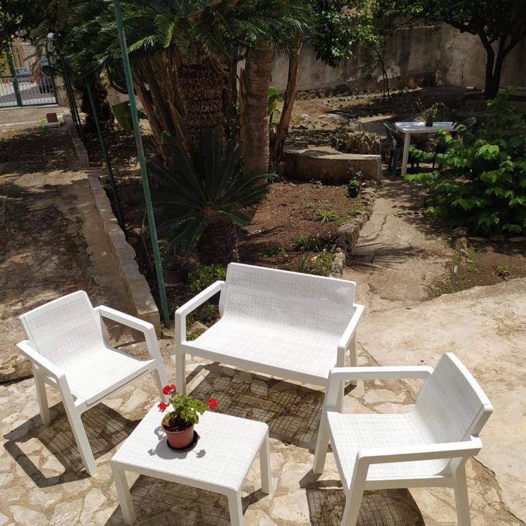La Rugiada-con giardino e parcheggio moto privato - Camera Matrimoniale con Vista Giardino - 14