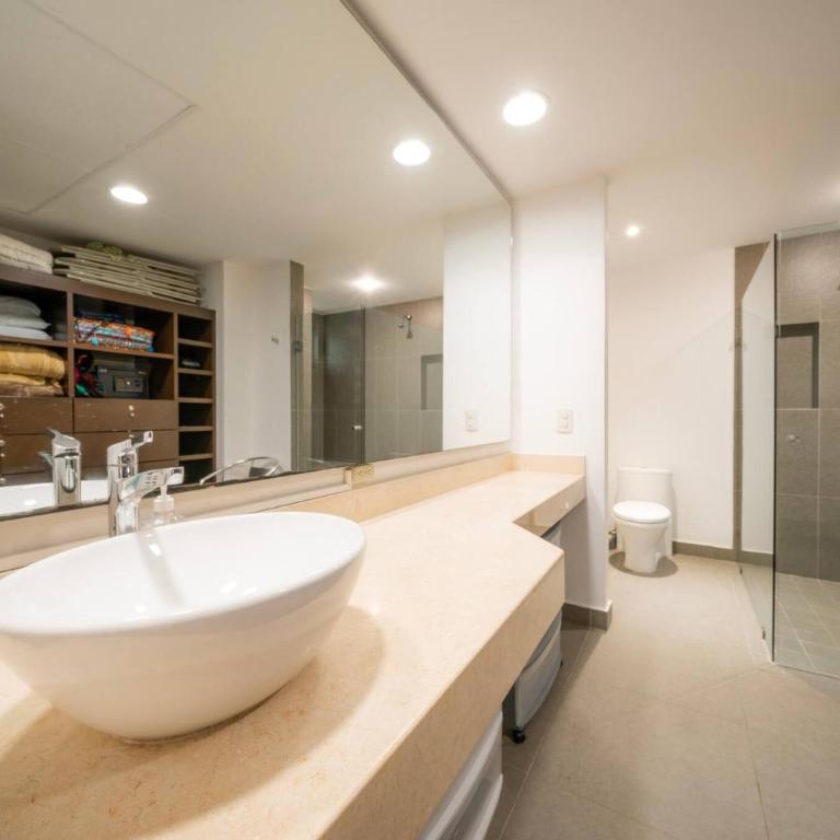 Condo Valentine 5 STAR, 4 Pools, Gym, Concierge Services, 24-HR Security - Three-Bedroom Apartment - 6