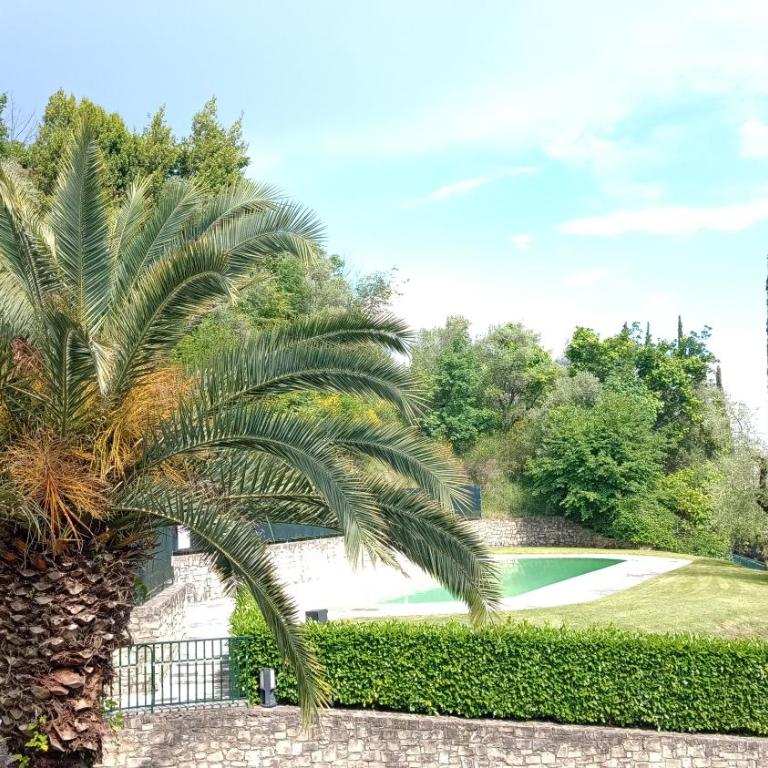 La Verbena a fianco del Vittoriale, vista piscina, 10 minuti a piedi dal lungo lago - Appartamento con 1 Camera da Letto - 21