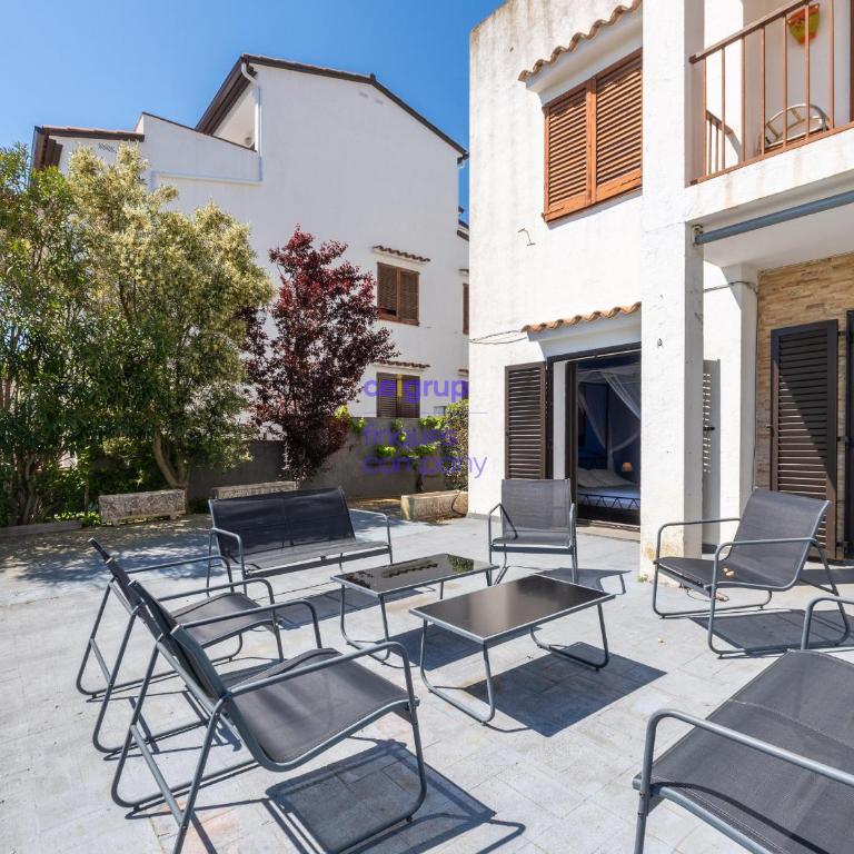 Amplio Apartamento Renovado, Terraza y Piscina Privada en Grifeu - ES-228-203 - Apartment - 2