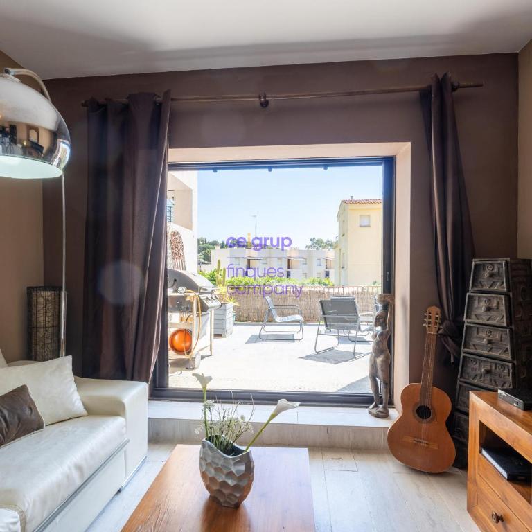 Amplio Apartamento Renovado, Terraza y Piscina Privada en Grifeu - ES-228-203 - Apartment - 3