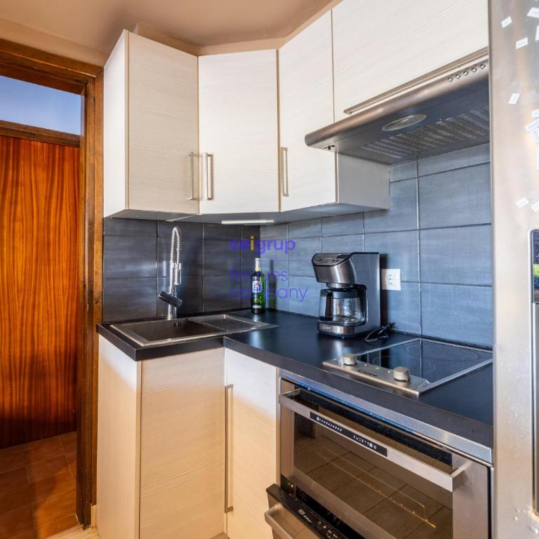 Amplio Apartamento Renovado, Terraza y Piscina Privada en Grifeu - ES-228-203 - Apartment - 9