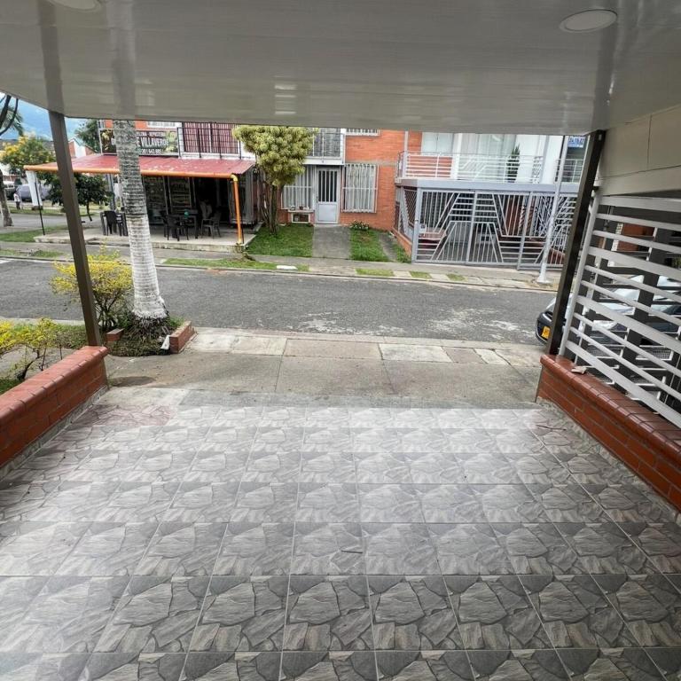 Amplia y cómoda 4 hab 6 camas doble parqueo - Five-Bedroom House - 10