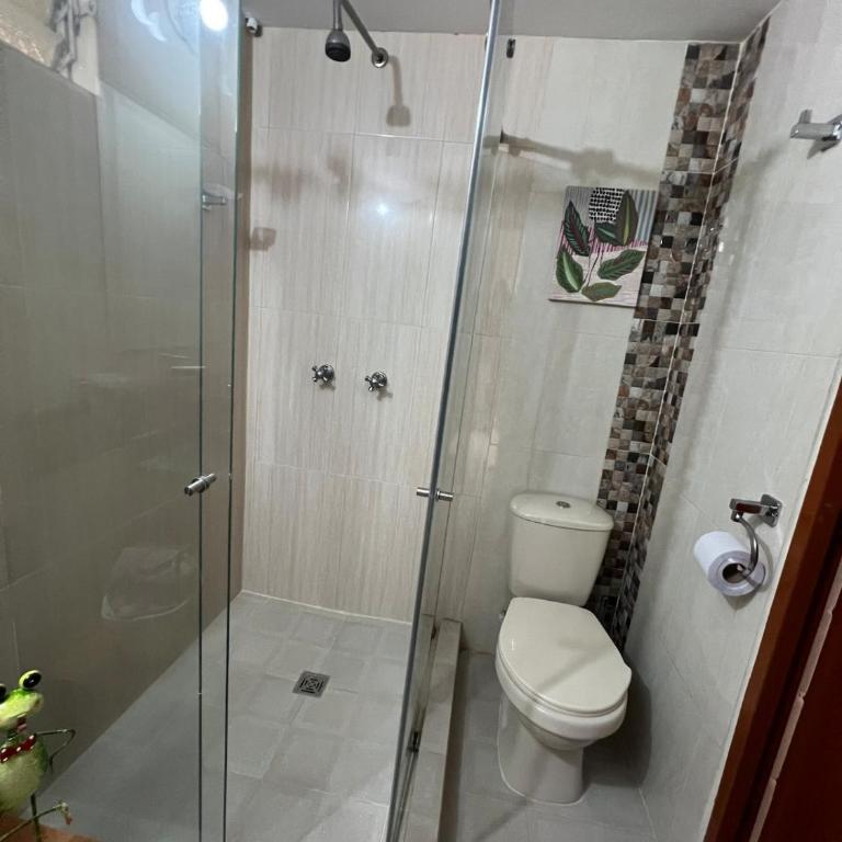 Amplia y cómoda 4 hab 6 camas doble parqueo - Five-Bedroom House - 11